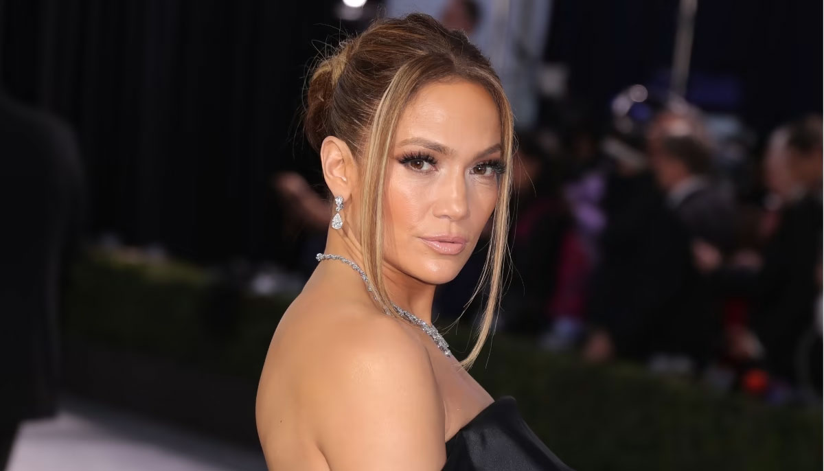 Jennifer Lopez applies the 'EyeMatrix' for red carpets The Celeb Post