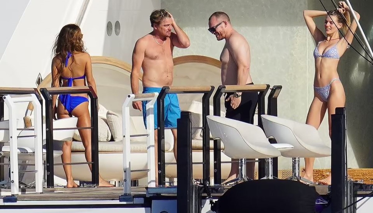 leonardo dicaprio on yacht with models