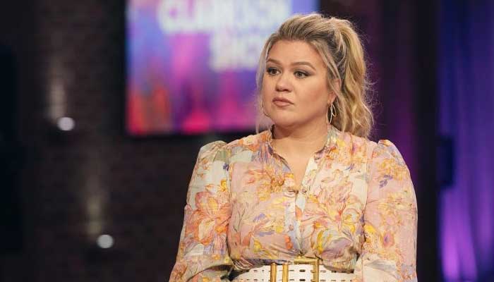 At the season 23 finale of the NBC competition, Kelly Clarkson singer glammed up