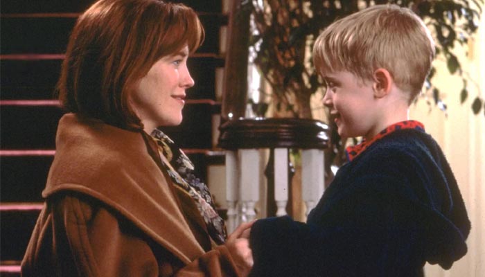 Macaulay Culkin and Catherine OHara in Home alone as Kate and Kevin McCallister