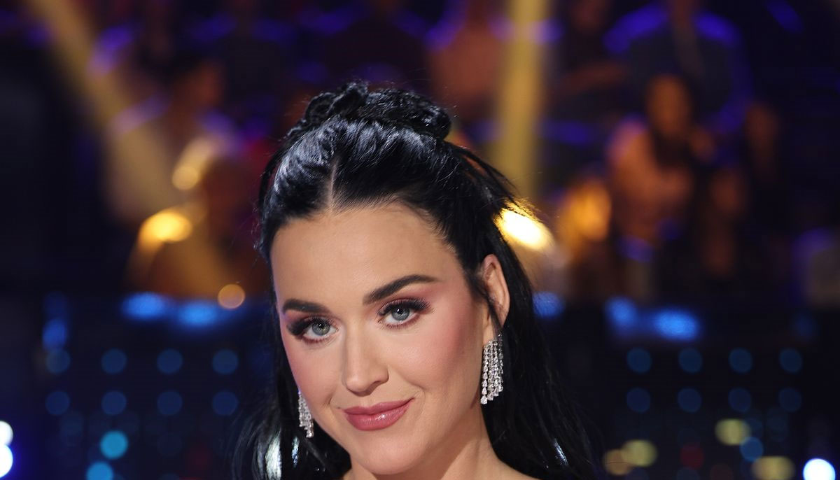 Katy Perry faces a wardrobe malfunction in American Idol show
